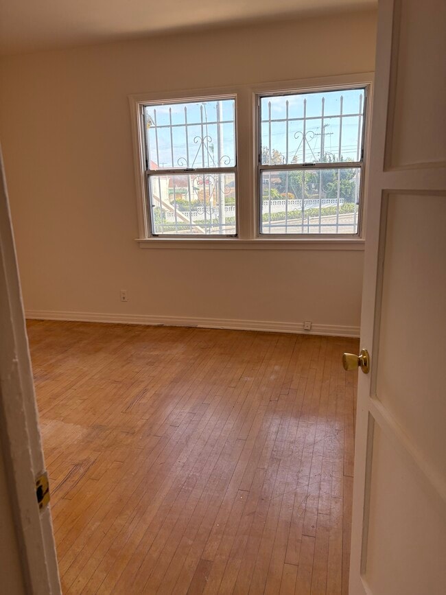 Building Photo - 5631 Edgemar Ave