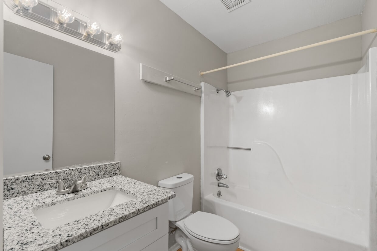 Cedarwood Apartments - 2808-2810 W 7th St Hattiesburg, MS 39401