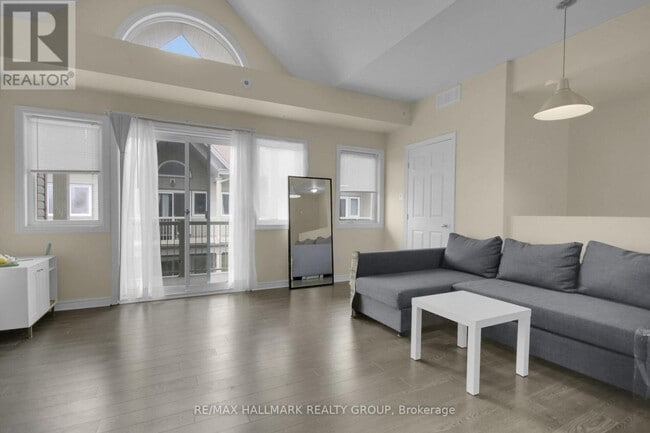 Building Photo - 1109 Stittsville Main St