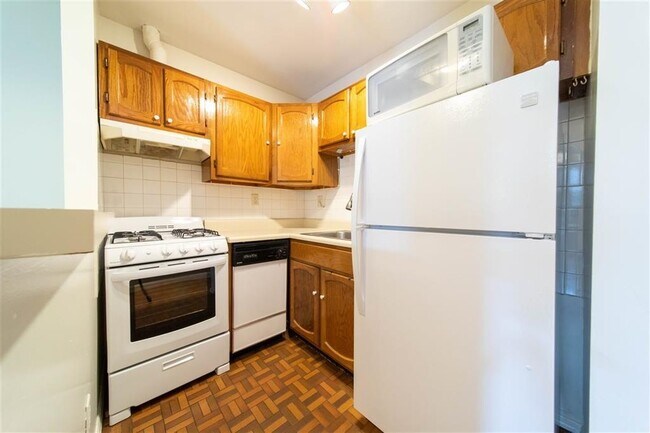 Building Photo - 264 3rd St