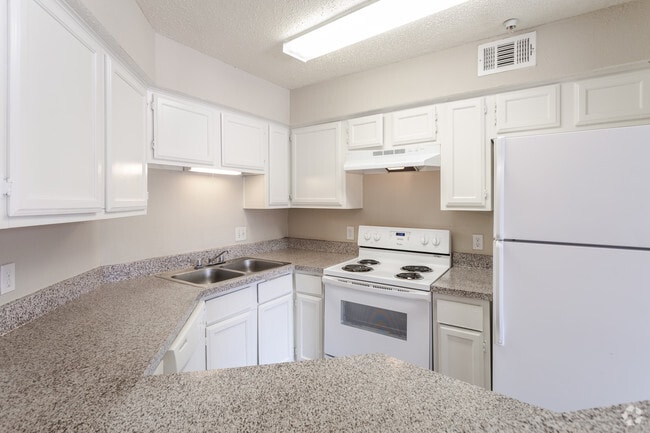 2BR,2BA - 902SF B4 - KITCHEN - Buena Vista Apartments