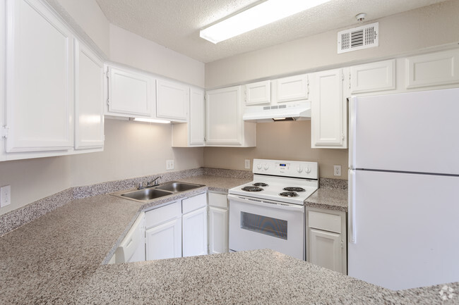 2BR,2BA - 902SF B4 - KITCHEN - Buena Vista Estates Apartments