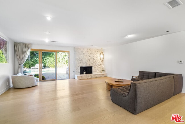 Building Photo - 375 S Surfview Dr