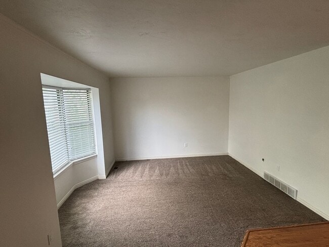 Building Photo - Beautiful home in great location