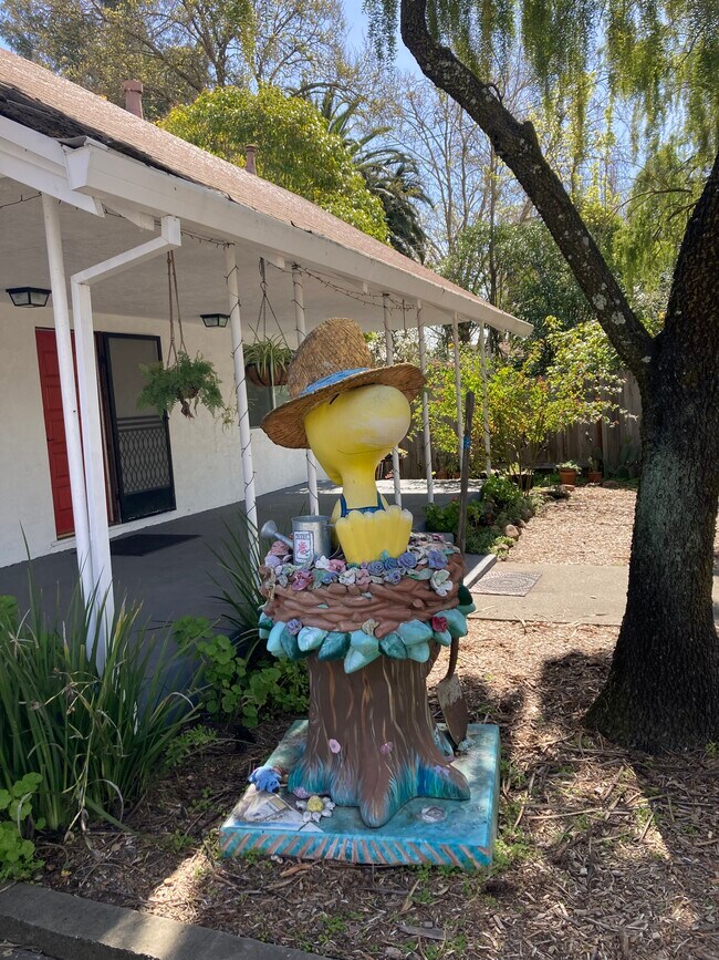 Building Photo - 484 Goodman Ave