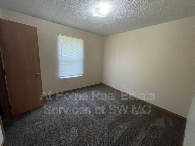 Building Photo - 1157 W Hall St
