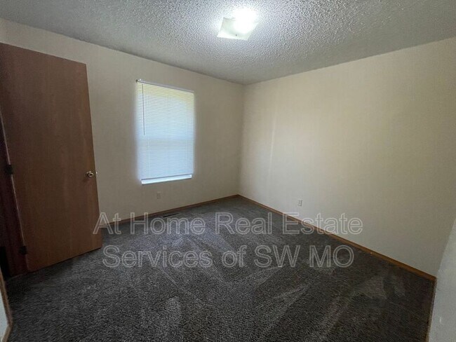 Foto del edificio - 1157 W Hall St