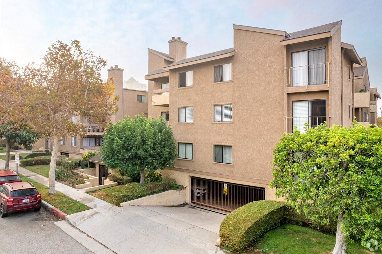 Primary Photo - 250 W Fairview Ave