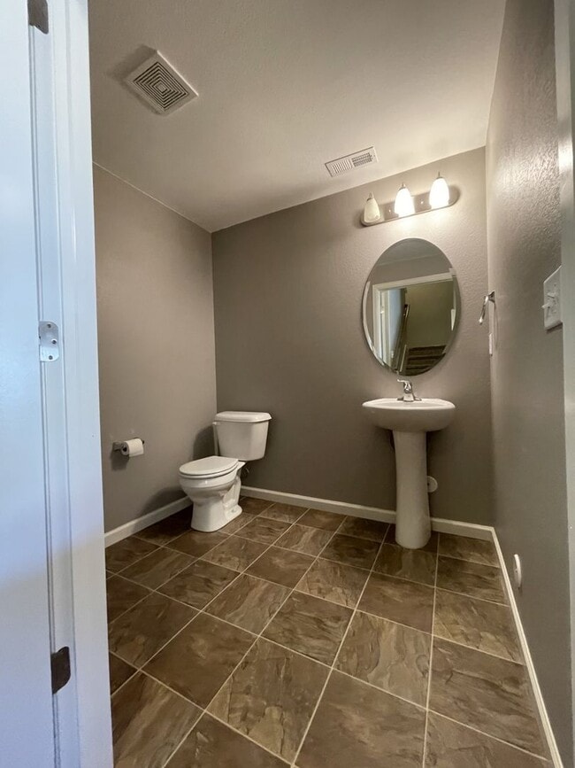 Building Photo - Spacious Two-Story Townhouse