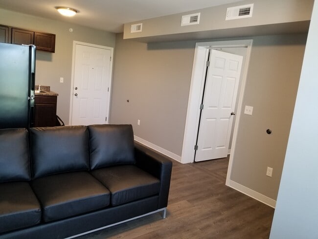 Foto del edificio - 811 Kirkwood Pkwy SW
