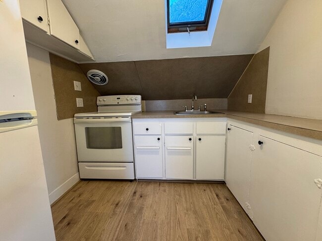 Building Photo - 37 Oak St