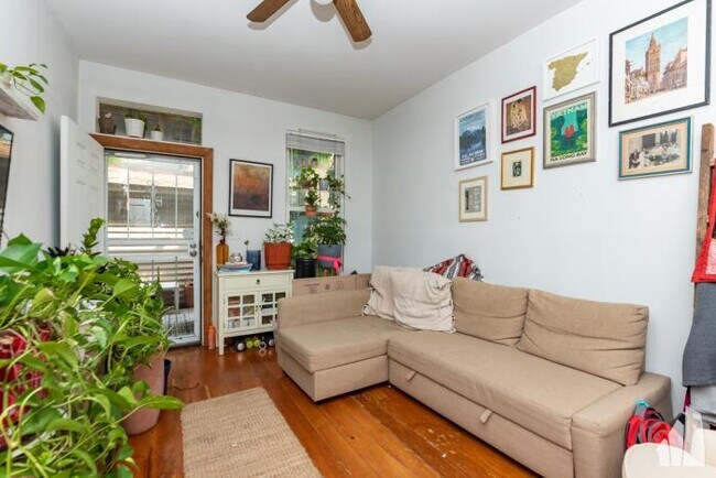 Foto del edificio - 0 bedroom in Chicago IL 60622