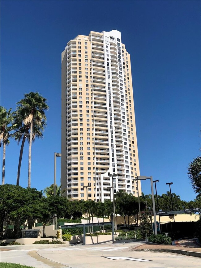 Building Photo - 848 Brickell Key Dr