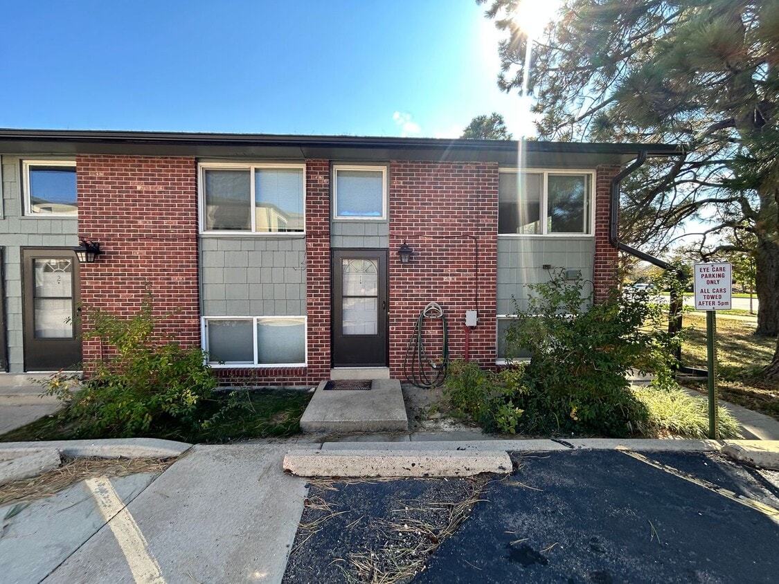 Spacious 2Br/1.5Ba End-Unit Townhome with Carport & Extra Storage - Spacious 2Br/1.5Ba End-Unit Townhome with Carport & Extra Storage