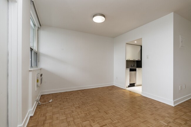 Building Photo - 551 Eglinton Ave E
