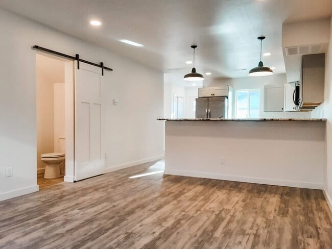 Building Photo - 2 BED/ 1.5 BATH TOWNHOME