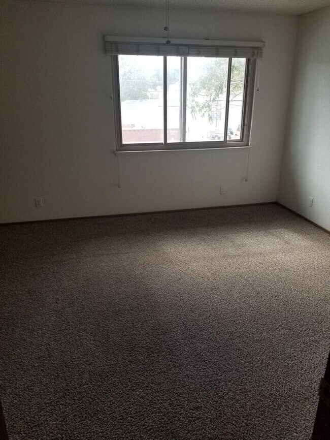 Building Photo - 2 Bedroom town home in Sparks!