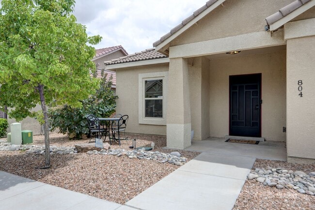 Building Photo - Amazing Three Bedroom - Rio Rancho & Berna...