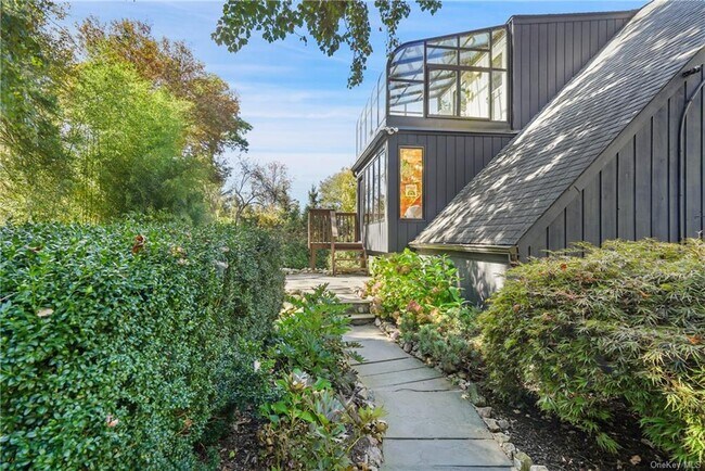 Building Photo - 10 Hilltop Dr