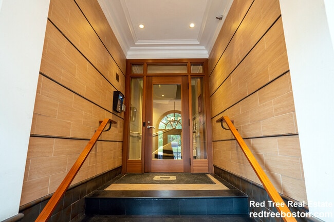 Building Photo - 457 Centre St