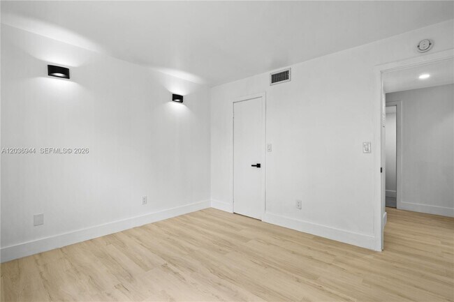 Foto del edificio - 14840 Naranja Lakes Blvd