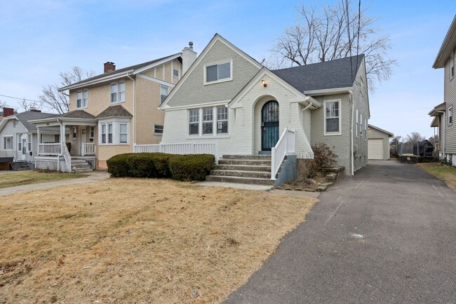 Building Photo - HYDE PARK - Move In Special! Gorgeous 3BR ...