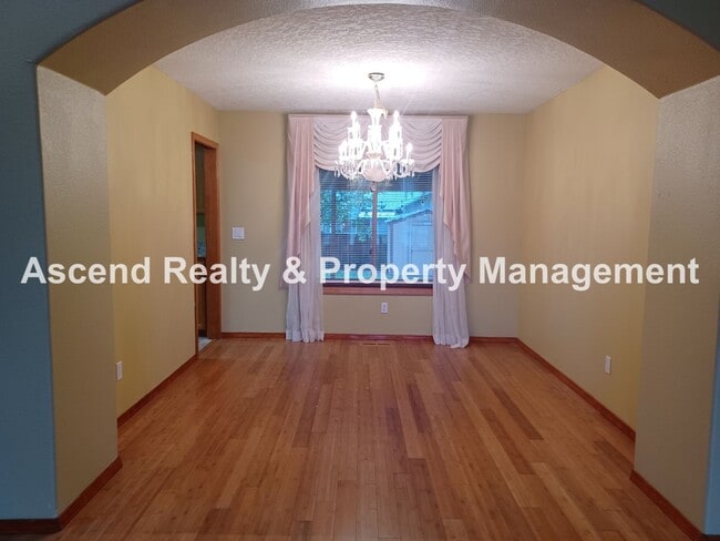 Photo - Troutdale 4 Bed Fenced Back 3 Car Garage Y... House