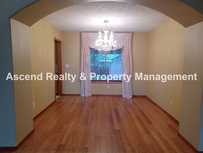 Foto del edificio - Troutdale 4 Bed Fenced Back 3 Car Garage Y...
