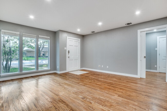 Foto del edificio - 9810 Crest Meadow Dr