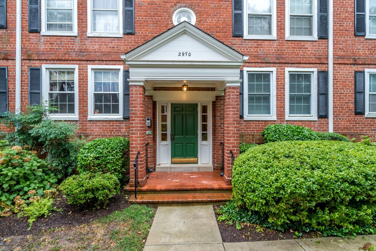 Foto principal - Charming 2 Bed 2 Bath Condo with a Fenced ...