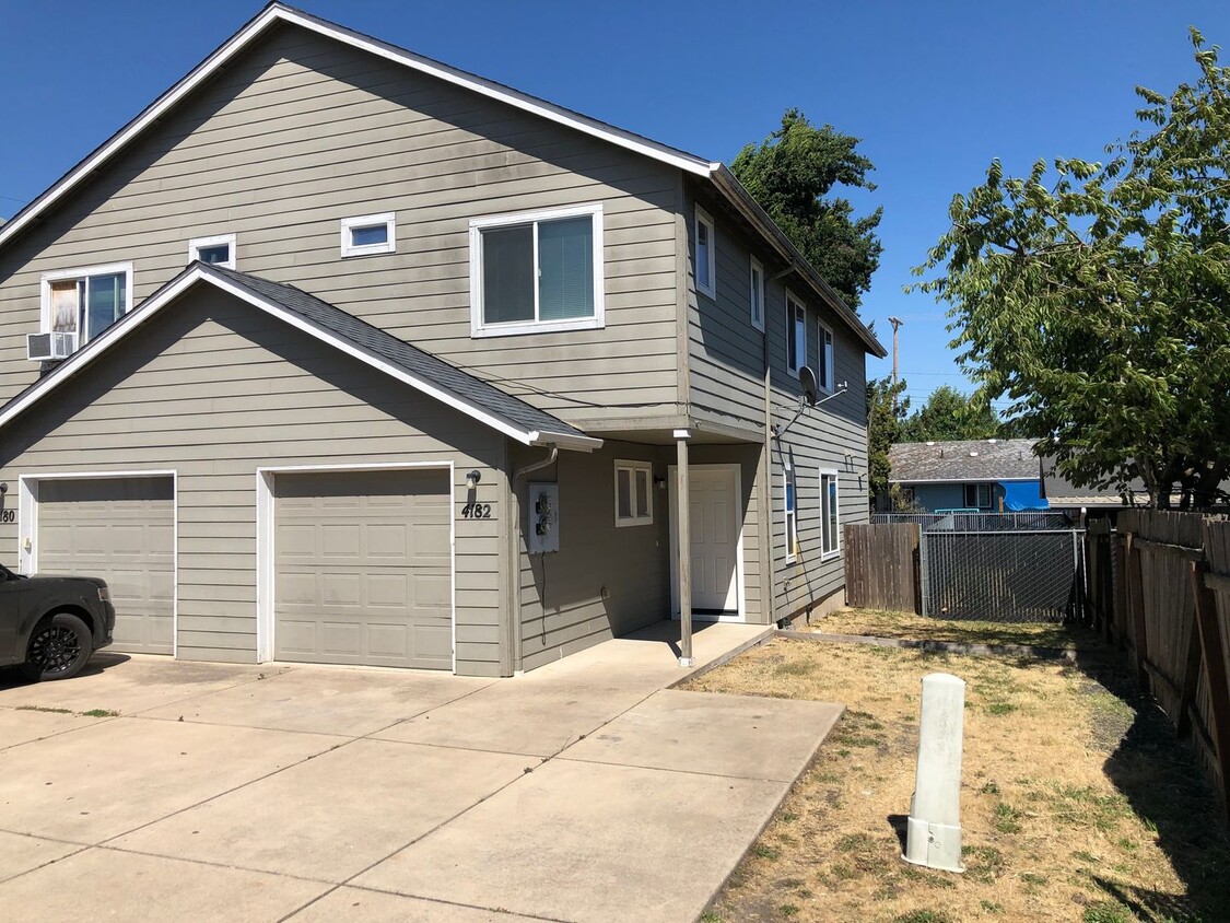Primary Photo - Newer 4 bed 2.5 bath duplex