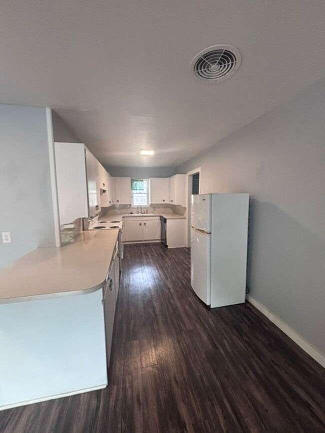 Building Photo - 906 Carey Dr