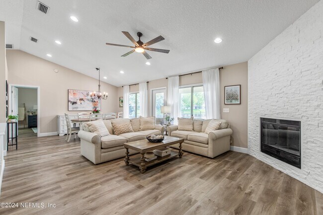 Foto del edificio - 1587 Shelter Cove Dr