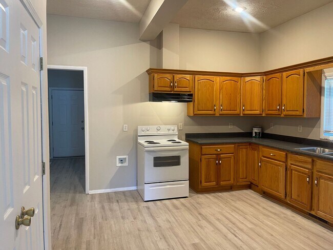 Building Photo - You Know You Want It! Apply for this 3 bed...