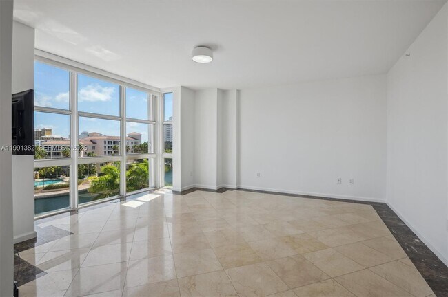Foto del edificio - 733 Crandon Blvd