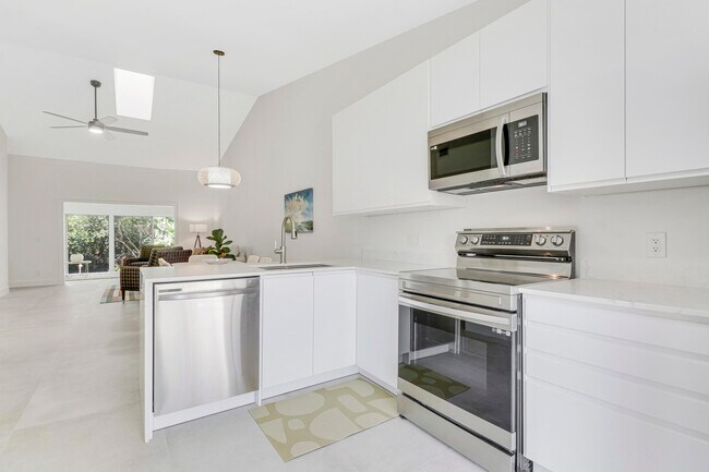 Building Photo - 10915 SE Sea Pines Cir