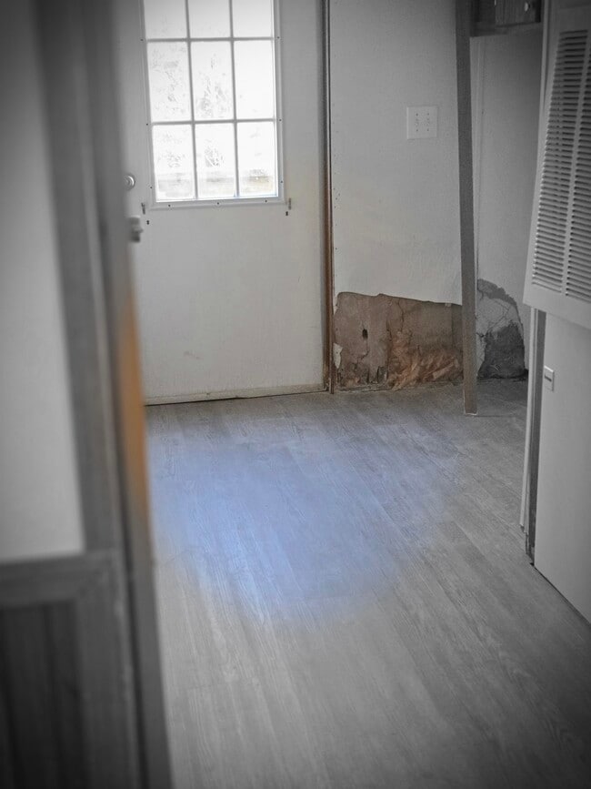 Building Photo - 467 Paul St