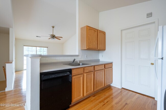 Foto del edificio - 108 Evergreen Pl