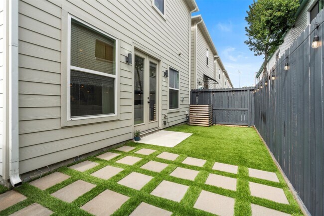 Foto del edificio - 5202 Pinemont Creek Ln