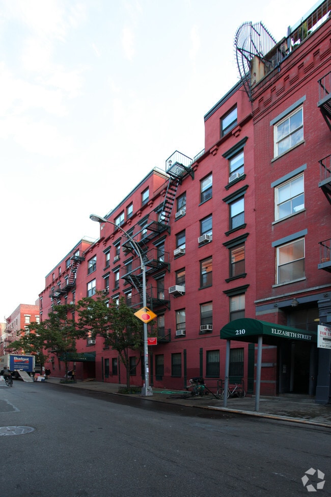 Building Photo - 8-14 Prince St