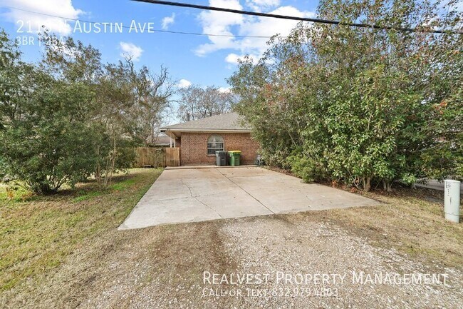 Building Photo - 2118 N Austin Ave