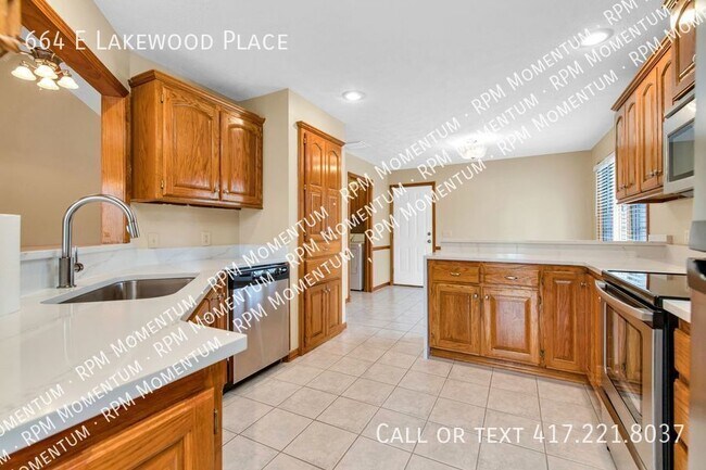 Foto del edificio - 664 E Lakewood St