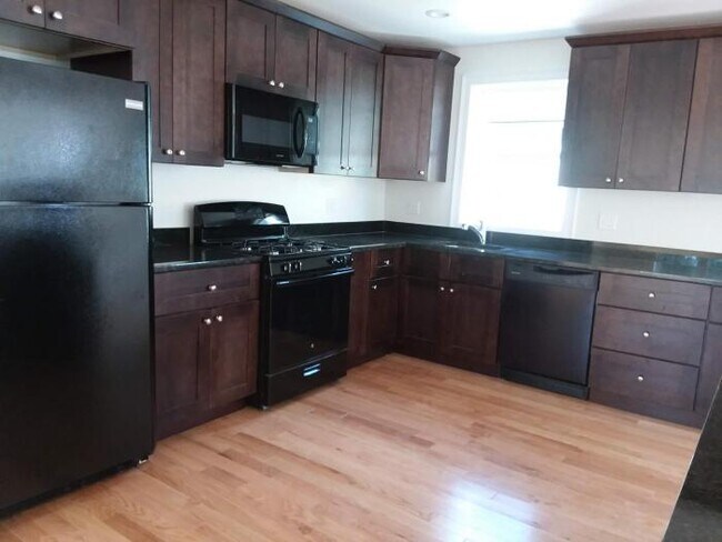 Foto del edificio - 4 bedroom in Boston MA 02120