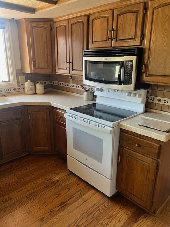 Building Photo - Beautiful home with amazing views and larg...