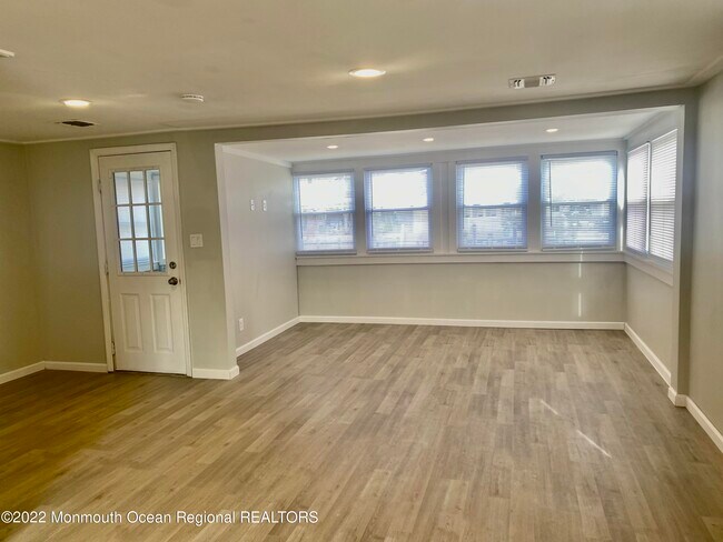 Building Photo - 209 Pine Dr