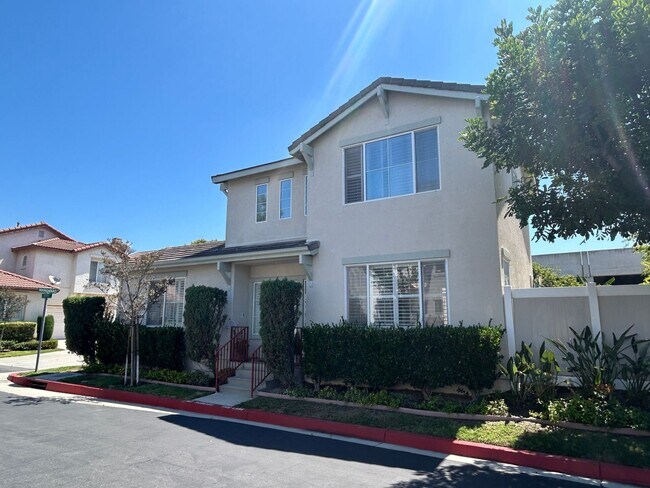 Building Photo - Lovely 3 Bed 2.5 Bath Home in Gated Community in Stanton