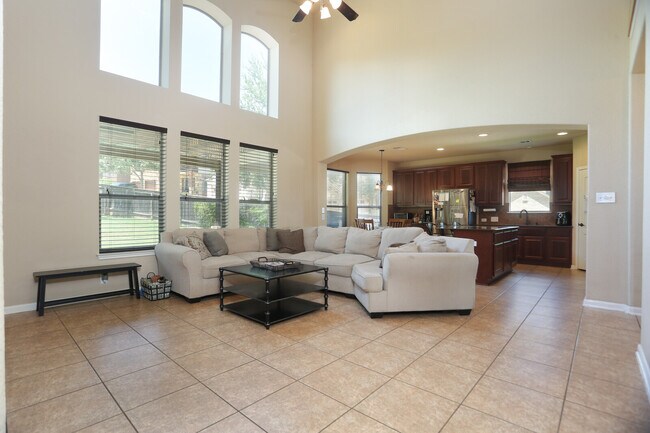 Building Photo - 611 Oxalis