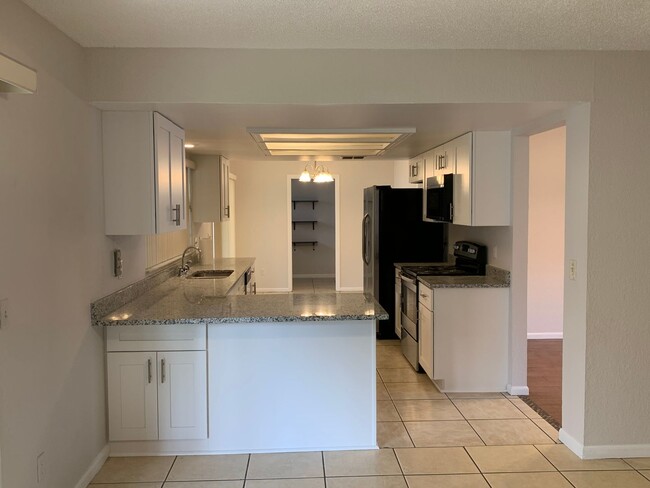 Building Photo - 4/2 Beautiful completely updated home in O...