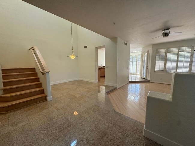Foto del edificio - BEAUTIFUL 3 BEDROOM 3 BATHROOM HOME IN GAI...
