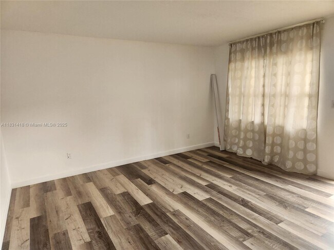 Foto del edificio - 7505 SW 82nd St